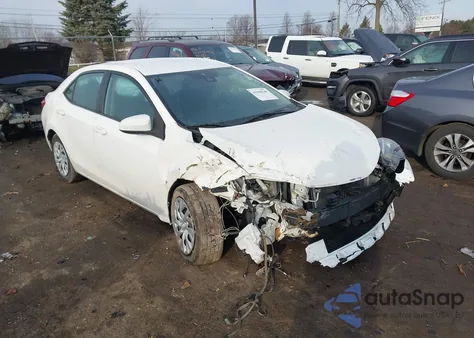2018 Toyota Corolla Le z USA, uszkodzony, nr VIN 5YFBURHE5JP856113